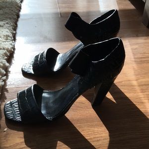 Black curved sandals
